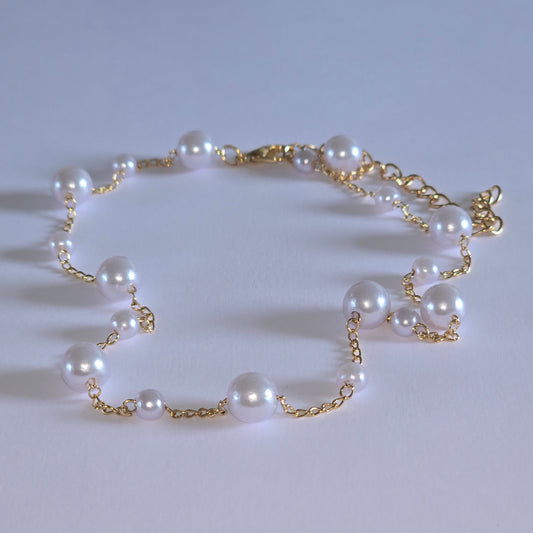 Elegant and timeless, this delicate pearl necklace adds a soft glow to your everyday look.